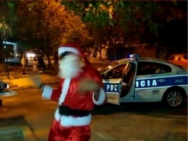 VIDEO: Ahora un policía de Mendoza baila e intenta trepar muros vestido de Papa Noel