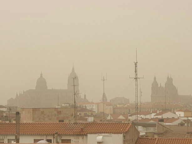 España se tiñó de naranja por una nube de polvo proveniente del Desierto del Sahara