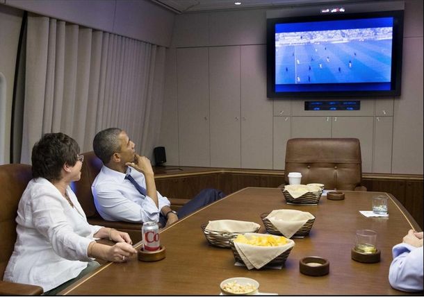 Obama lo mira por TV: El presidente de EE.UU. siguió atento el partido contra Alemania