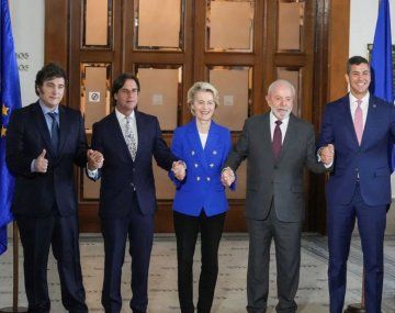 Javier Milei junto al presidente de Uruguay, Luis Lacalle Pou; la presidenta de la Comisión Europea, Ursula von der Leyen; y los presidentes de Brasil, Luiz Inácio Lula da Silva, y de Paraguay, Santiago Peña.