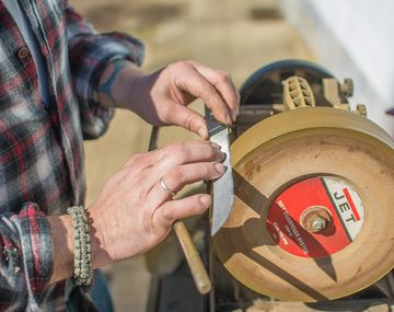 La manera de afilar cuchillos con papel de lija fácilmente: el paso a paso