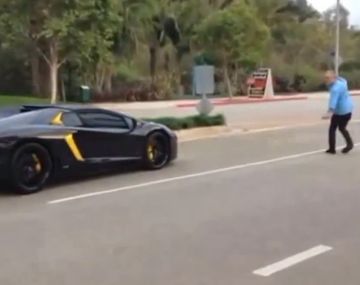 VIDEO: Un hombre armado con una piedra enfrenta a un Lamborghini que corría picadas