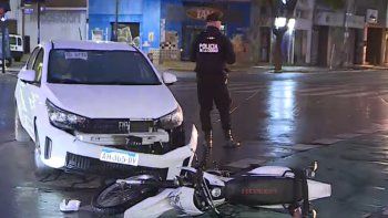 fuerte choque en cordoba y juan b. justo dejo a un motociclista herido