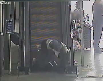 Mirá los terribles palos que se pega la gente subiendo por escalera mecánica