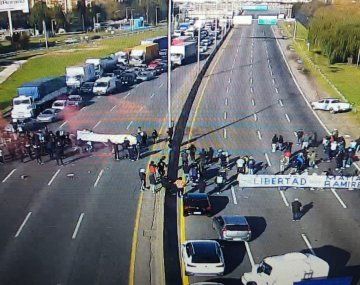 Hay caos en la Autopista Buenos Aires-La Plata por un corte total