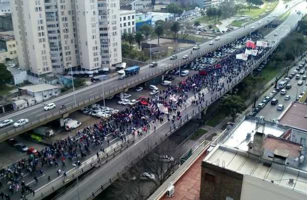 Corte en Puente Pueyrredón: manifestantes marchan hasta el Ministerio de Desarrollo