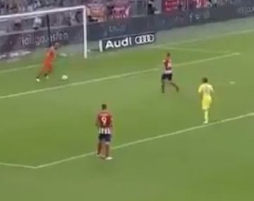 El arquero Reina tocó varias veces el balón