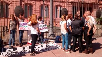 se encadenaron frente a casa rosada para denunciar abusos a ninos y pedir justicia se encadenaron frente a casa rosada para denunciar abusos a ninos y pedir justicia