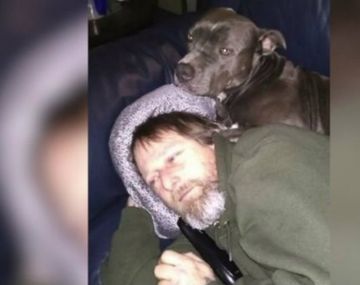 El hombre de 48 años siempre vivió rodeado de perros