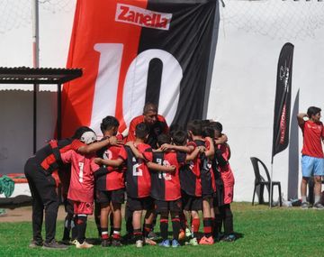 Polémica: Newells suspendió a seis niños por sacarse una foto con Malcorra