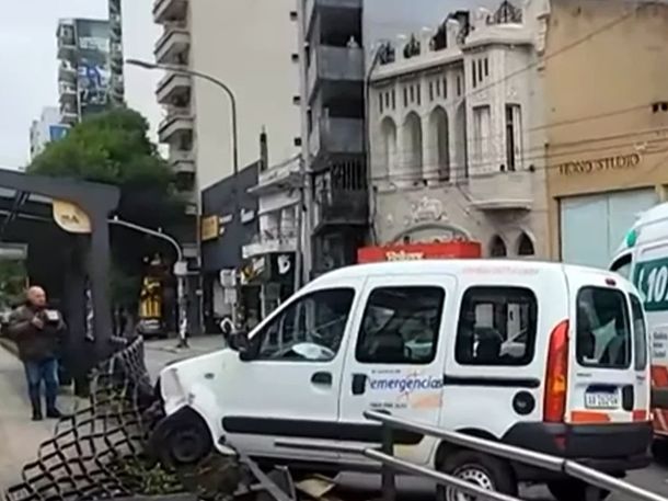 Una ambulancia pediátrica chocó contra el Metrobus y dos chicos resultaron heridos