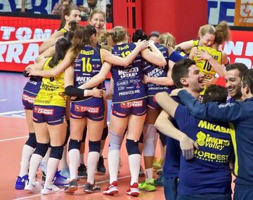 La celebración nudista de las campeonas de una liga de vóley femenino italiano