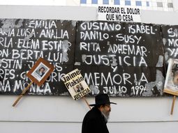 familiares de victimas de la amia apuntaron contra nisman familiares de victimas de la amia apuntaron contra nisman