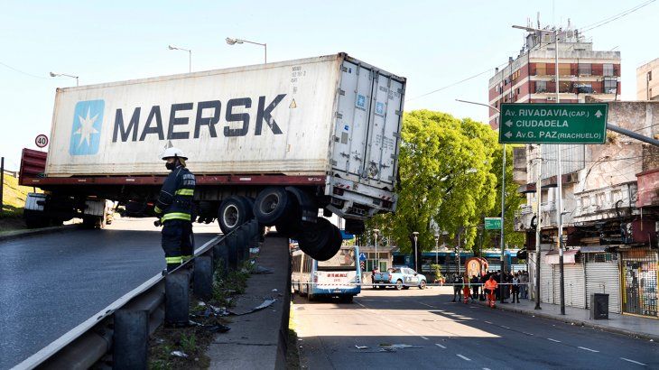 Liniers: un camión quedó colgado de la General Paz
