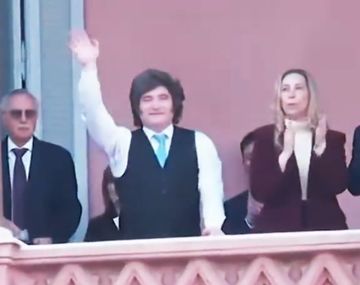 Javier Milei saludó al público desde el balcón de Casa Rosada y se mostró en unidad con su Gabinete