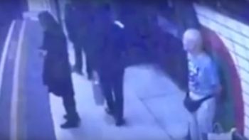 video: un abuelo empujo a una musulmana contra un subte