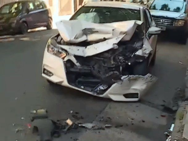 Choque en San Cristóbal: se quedó dormido y embistió dos vehículos estacionados