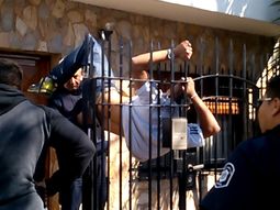 Quiso robar una casa y se quedó enganchado
