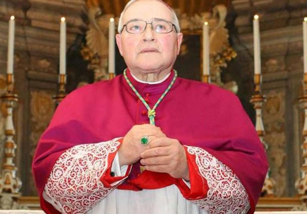 Un obispo italiano le deseó un pronto final al papa Francisco