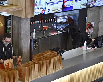 Ciudad podr&iacute;a reabrir el sector de gastronom&iacute;a, pero a&uacute;n falta definir provincia