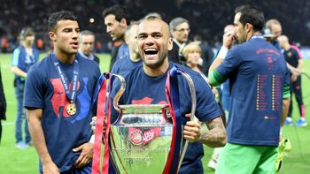 hay dani alves para rato: el lateral se queda en el barcelona hay dani alves para rato: el lateral se queda en el barcelona