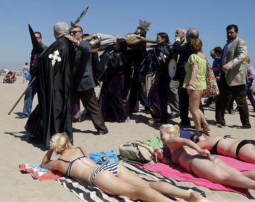 Procesión al mar de la Semana Santa Marinera en España