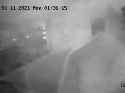 VIDEO: Se les voló la pileta por la tormenta en la Ciudad y la buscan por las redes