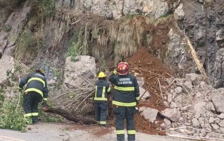 Villa La Angostura: corte total por riesgo de nuevos derrumbes en la Ruta 40 Villa La Angostura: corte total por riesgo de nuevos derrumbes en la Ruta 40