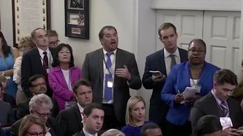 Un periodista se peleó con una portavoz de la Casa Blanca Un periodista se peleó con una portavoz de la Casa Blanca