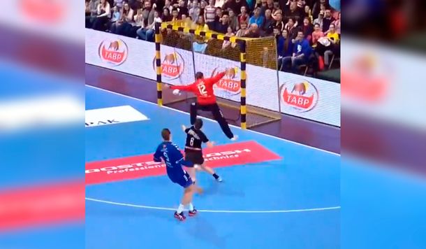 ¡Imposible! La Champions League de handball y una jugada que ya dio la vuelta al mundo