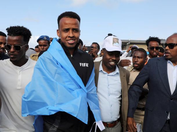 Como un héroe: multitudinaria bienvenida al árbitro somalí expulsado de Estados Unidos