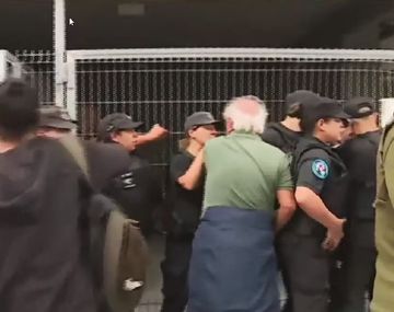 Video: varios vecinos de Parque Patricios ingresaron por la fuerza al edificio que se derrumbó