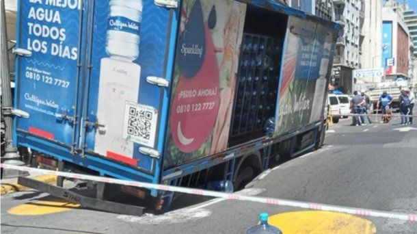 Impresionante bache en Retiro: cedió el asfalto en avenida Córdoba y un camión quedó atascado varias horas