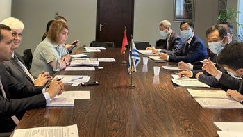 Los funcionarios de la Cancillería del Uruguay recibieron a las autoridades del Ministerio de Economía de China este viernes. Los funcionarios de la Cancillería del Uruguay recibieron a las autoridades del Ministerio de Economía de China este viernes.