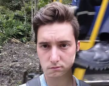 VIDEO: Quiso sacarse una selfie tan cerca del tren que el maquinista le pegó una patada