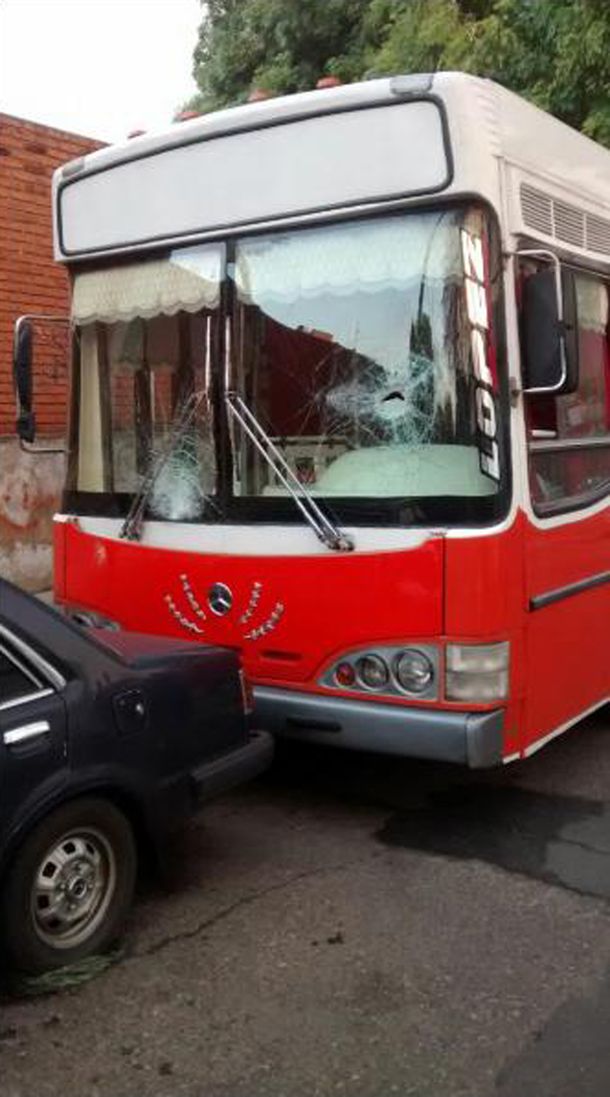 Barras de River se confundieron y apedrearon un micro de jugadoras de hockey