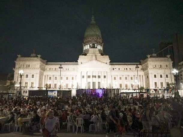 Navidad frente al Congreso: miles de personas en situación de calle participaron de una cena
