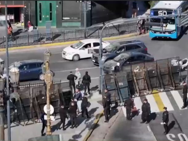 Nueva movilización de jubilados frente a un Congreso blindado por las fuerzas