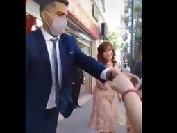 Cristina le contó su experiencia con la vacuna Sputnik V a una señora en la calle