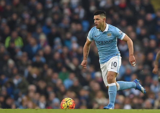 Agüero metió un doblete para la goleada del City, que ahora es líder