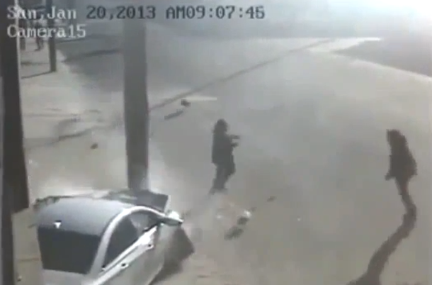 VIDEO: Se salva de que lo pise un auto por un poste de luz