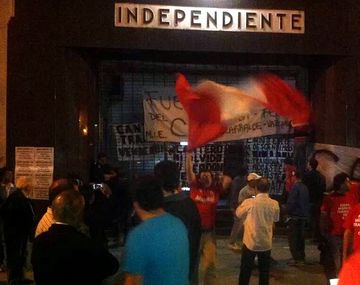 Hinchas del Rojo reclamaron la renuncia de Javier Cantero