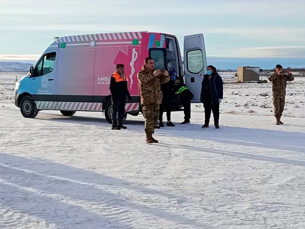 Dos de los trabajadores rescatados estaban en muy mal estado de salud y fueron atendidos de urgencia por personal médico Dos de los trabajadores rescatados estaban en muy mal estado de salud y fueron atendidos de urgencia por personal médico