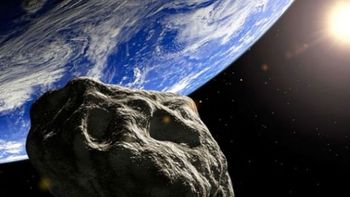 un asteroide masivo y oscuro rozara hoy la tierra un asteroide masivo y oscuro rozara hoy la tierra