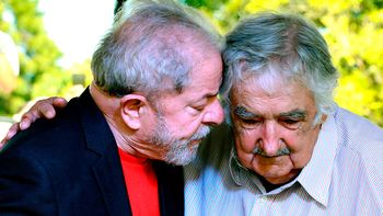 El presidente brasileño Lula Da Silva aseguró que Mujica es su hermano. El presidente brasileño Lula Da Silva aseguró que Mujica es su hermano.