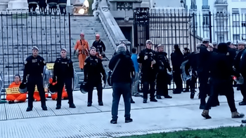 activistas de greenpeace se treparon a un monumento frente al congreso en protesta contra la ley de glaciares activistas de greenpeace se treparon a un monumento frente al congreso en protesta contra la ley de glaciares