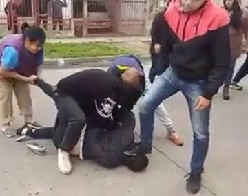 IMÁGENES SENSIBLES: Vecinos golpean y desnudan a un asaltante que pedía por su hija y por Jesús que lo liberaran