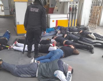 Batalla campal: botellazos y facazos entre 80 personas termina con 32 aprehendidos