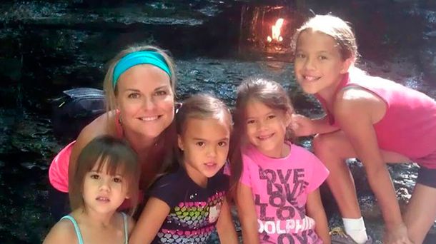 Una mujer adoptó a las cuatro hijas de su amiga que murió de cáncer