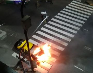 Taxi incendiado en Callao y Córdoba. Crédito: twitter @santiagomarino